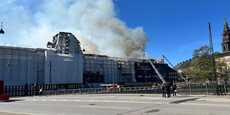 Gori se zgrada stare burze Børsen u središtu Kopenhagena - 2