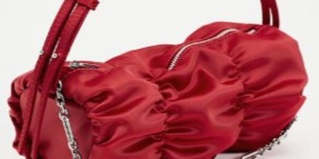 Crvena torbica s naborima