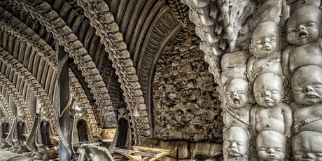 Kafić i muzej HR Giger u St. Germainu u Švicarskoj - 8