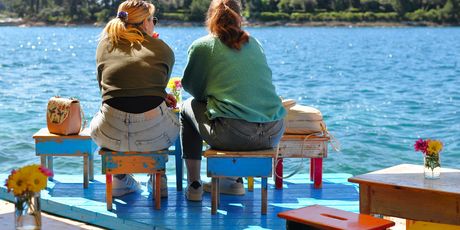 Gosti na terasi bara Mediterraneo u Rovinju