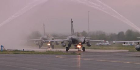 Vodeni topovi nad Rafaleima na Plesu - 1