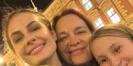 Tara Thaller s majkom i sestrom
