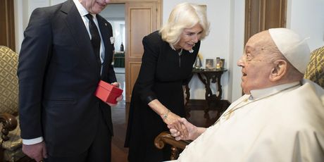 Kralj Charles III. i papa Franjo - 1