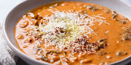 Varivo od graha poslužite s naribanim parmezanom