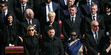 Volodimir Zelenski i supruga Olena Zelenska na ispraćaju pape Franje