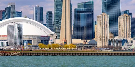 CN Tower je visok 553,3 metra zajedno s antenom