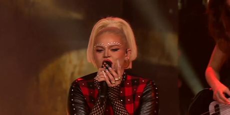 Laura Sučec kao Gwen Stefani