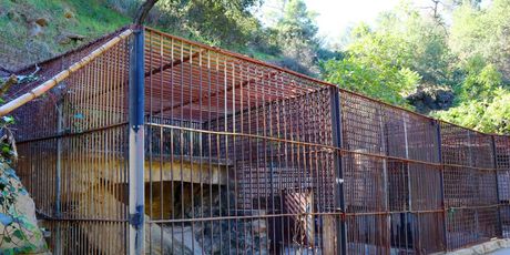 U parku se mogu razgledati stari kavezi za životinje