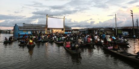 Filmovi se gledaju iz kanua