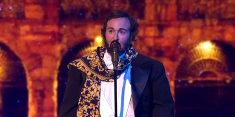 Dora Trogrlić kao Luciano Pavarotti