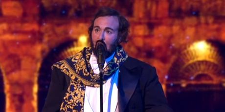 Dora Trogrlić kao Luciano Pavarotti