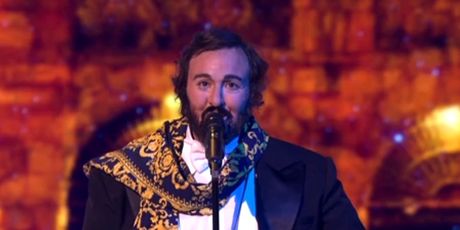 Dora Trogrlić kao Luciano Pavarotti