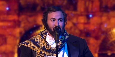 Dora Trogrlić kao Luciano Pavarotti