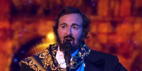 Dora Trogrlić kao Luciano Pavarotti