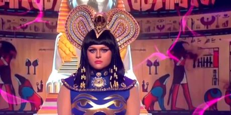 Laura Sučec kao Katy Perry