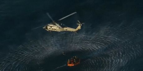 Posadu Oriona helikopterima prevoze na američki brod