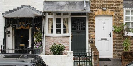 Trokatnica s vrlo uskim pročeljem