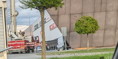 Policija i vatrogasci ispred Portanove Osijek