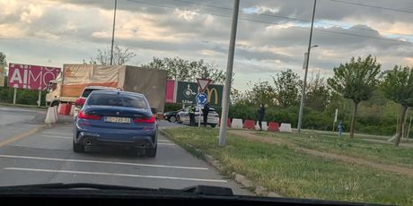 Policija i vatrogasci ispred Portanove Osijek