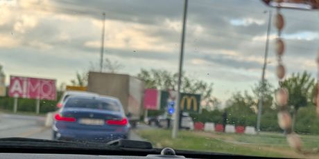 Policija i vatrogasci ispred Portanove Osijek