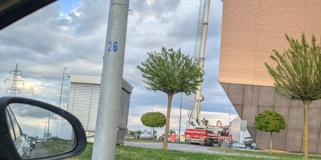 Policija i vatrogasci ispred Portanove Osijek
