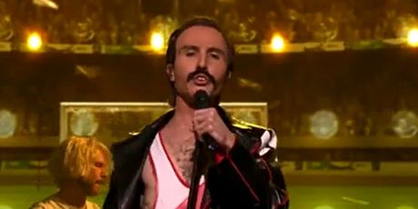 David Amaro kao Freddie Mercury