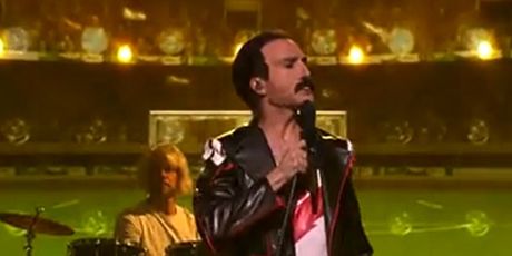 David Amaro kao Freddie Mercury