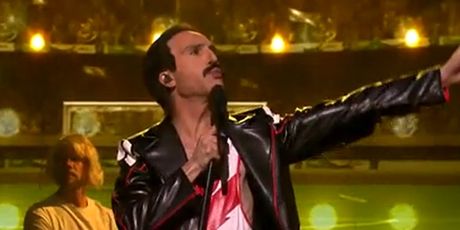 David Amaro kao Freddie Mercury