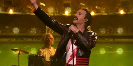 David Amaro kao Freddie Mercury