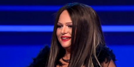 Laura Sučec kao Colonia