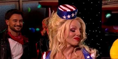 Nora Ćurković kao Dolly Parton