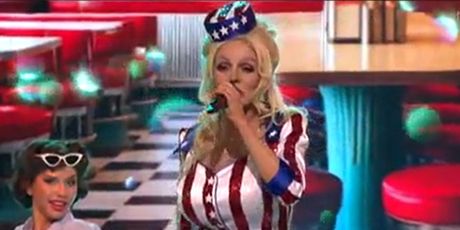 Nora Ćurković kao Dolly Parton