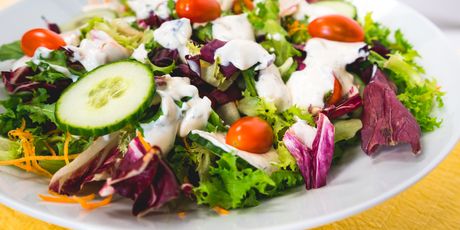 Kremasti dresing zbog kojeg vam salata više neće biti mrska
