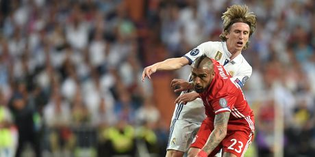 Modrić i Vidal u borbi za loptu (Foto: AFP)