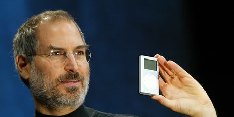 Jobs prikazuje iPod (Foto: AFP)