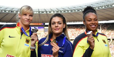 Sandra Perković sa zlatnom medaljom (Foto: AFP)