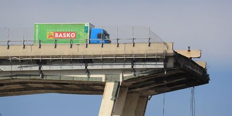 Kamion tvrtke Basko ispred srušenog vijadukta (Foto: AFP)