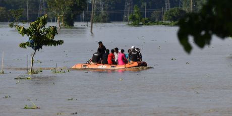 Poplave izazvane monsunima u Indiji (Foto: AFP)