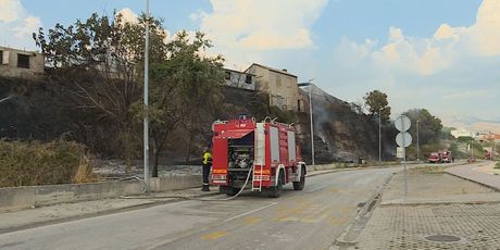 Buknuo je požar na Splitskom Žnjanu (Foto: Dnevnik.hr) - 4