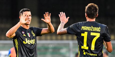 Cristiano Ronaldo i Mario Mandžukić (Foto: AFP)