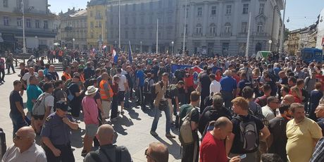 Okupljanje na Trgu bana Jelačića (Foto: dnevnik.hr)