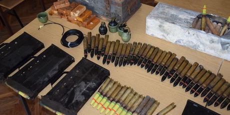 Arsenal oružja pronađen u kući (Foto: PU sisačko-moslavačka)