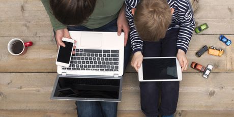 Majka i dijete koriste tehnologiju zajedno (Ilustracija: Getty)