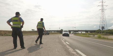Policajci zaustavljaju automobil (Foto: Dnevnik.hr)