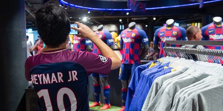 Dječak u Neymarovu dresu u fan shopu Barcelone (Foto: AFP)