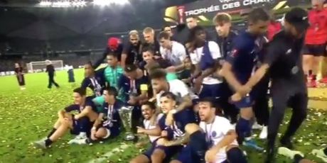 Mbappe odgurnuo Neymara (Screenshot Twitter)