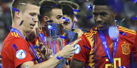 Dani Olmo i Junior Firpo (Foto: AFP)