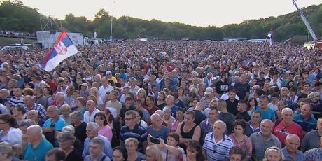 Veliki broj ljudi na komemoraciji u Srbiji (Foto: Dnevnik.hr)