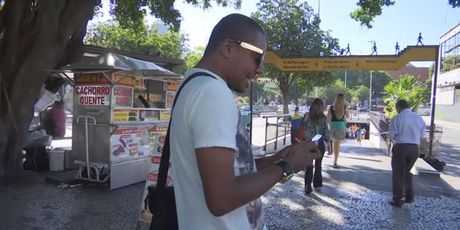 Muškarac na mobitelu (Foto: Dnevnik.hr)