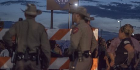Teksas tuguje nakon masovne pucnjave u Walmartu (Foto: AFP) - 3